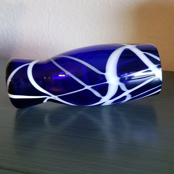 Handblown Art Glass Colbalt Blue & White Abstract Overlay Eclectic MCM Vase Gift - Picture 11 of 14